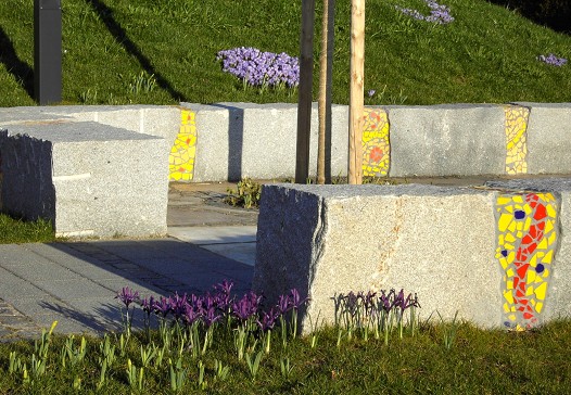 Natursteinsitzbl&ouml;cke im Fr&uuml;hling
