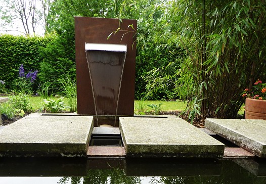 Schlichter Brunnenkorpus aus Edelstahl und Stahl