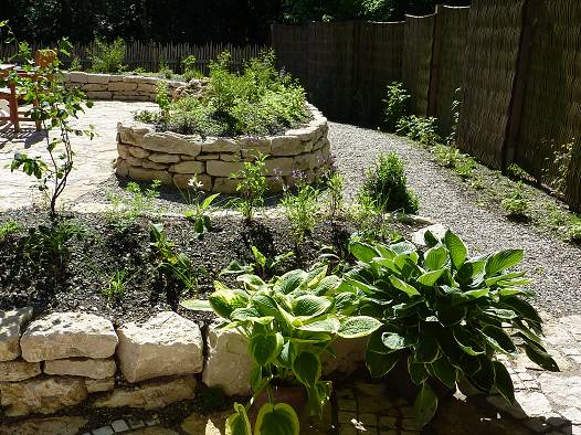 Naturnahe Gartenanlage im Raum M&uuml;nchen, kurz nach Fertigstellung