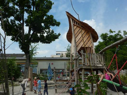 Gesamtanlage mit Spielturm am Mehrgenerationenhaus