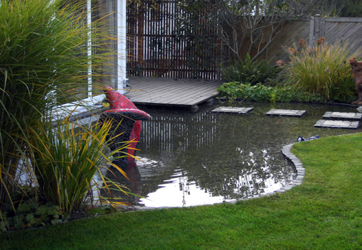 Klassischer Gartenteich mit farbigem Brunnen